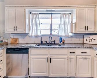 “Sweet Home Oklahoma” House - Large home with 4 bedrooms and fenced yard+garage! - Chandler - Kitchen