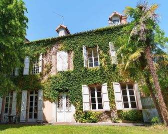 Room 'Room 6' with Shared Terrace, Communal Garden and Wi-Fi - Vic-en-Bigorre - Bâtiment