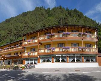 Hotel Zanon - Ziano di Fiemme - Gebouw