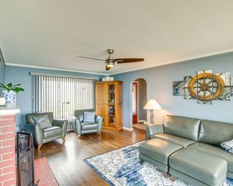 Waterfront Algoma Vacation Rental on Lake Michigan - Algoma - Living room