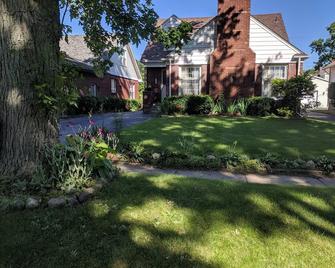 10 individual XL twin beds, seats 20 plus in chairs, 2 kitchen & living rooms - Monroe - Outdoors view