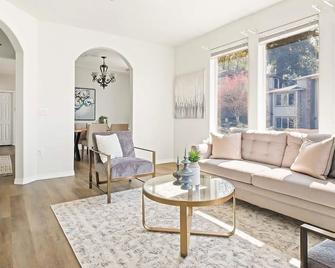 Modern retreat - stay minutes from Portland, Mt Hood, dining & nature attraction - Happy Valley - Living room