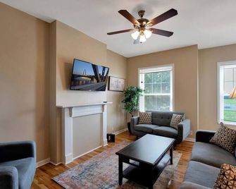 Lovely Unit in Historic SW Garden - 3 Queen beds - San Luis - Sala de estar