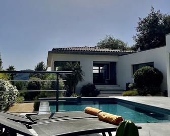 Chic and contemporary villa with calm close to the legendary beaches of Bandol - Le Castellet - Zwembad