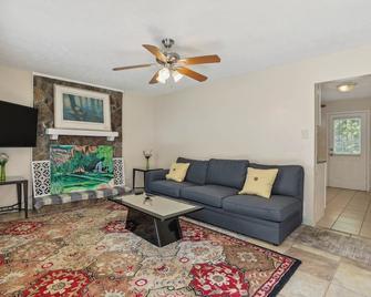 Snellville Getaway about 8 Mi to Stone Mountain Park! - Snellville - Living room