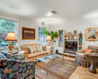 Stone Cottage Guest House at White Rock Lake - דאלאס - סלון