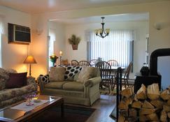 Charming Mt. Rainier Getaway! Downtown Packwood /Close To Rainier National Park - Packwood - Living room