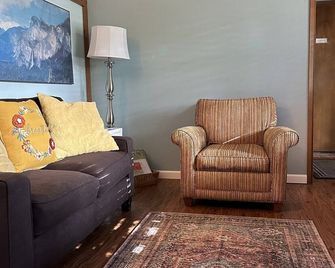 Robin's Nest - Cozy & quiet guest house minutes from historic downtown Mariposa - Mariposa - Salon