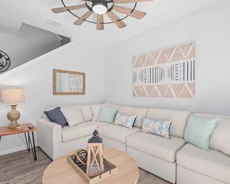 Beautiful & Cozy 4bd Home, Gated Community - Poinciana - Living room