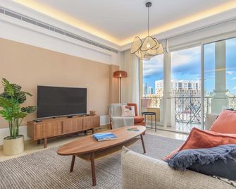 Mundo - Exquisite 2-BR W Balcony at Saifi Village - Beirut - Living room