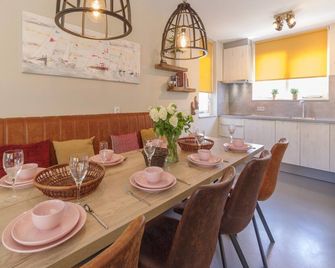 Nice Holiday Home With Washing Machine, in a Holiday Park 200m. From the Beach - Wemeldinge - Sala pranzo