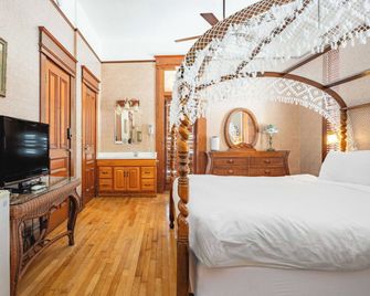Classic King- Curry Mansion with Heated Pool! - Key West