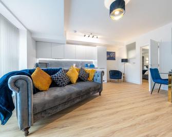 Modern Stylish 2 bedroom apartment in the heart of Potters Bar - Potters Bar - Living room