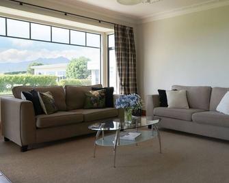 The Bungalow Sleeps 19 - Oakura - Sala de estar