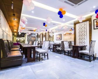 Fabhotel Royal Plaza - Zerakpur - Restaurante