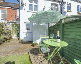 Charming dog-friendly cottage in historic Arundel! - Arundel - Patio