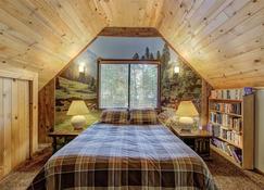 Lake Creek Cabin | Close to Mt Rainier, WiFi, Cable - Packwood - Bedroom