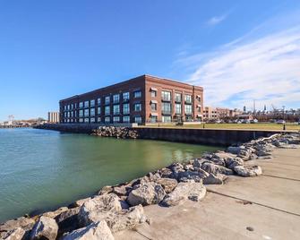 Downtown Lakefront Luxury Condo Walk To Restaurants & Ferry By Cedar Point! - Sandusky - Building