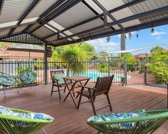 Just Chillin- Pool, 2km to beach - Broadwater - Balcony