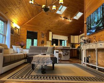 Perfect Getaway From Your Daily Routine!!! - Greentown - Living room
