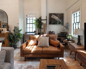 Full House · Huge 6BR 3Bath Retreat on College Hill. Rare Find! - Providence - Wohnzimmer