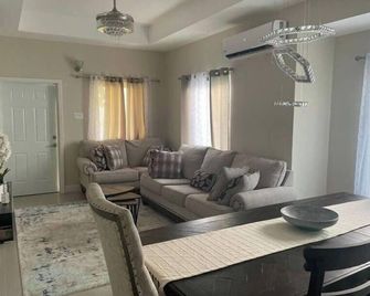 Natty's Cozy Beach House In Hanover Jama - Lucea - Living room