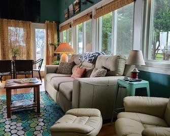 Waterview Home by Kentmorr Marina, Beach Bar & Grill. Close to wedding venues. - Stevensville - Sala de estar