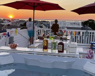 5 BRs w/Gourmet Kitchen & HotTub. Steps to Beach - Beach Haven - Balkon