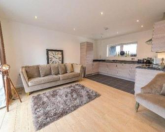 1988 Homes - Walthamstow - London - Living room