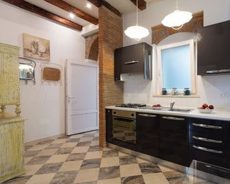 La Castellana - Bergamo - Kitchen