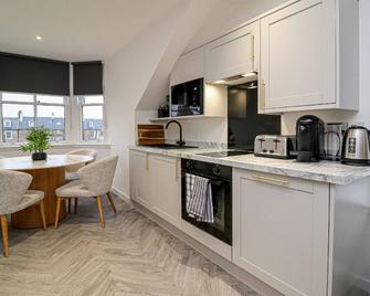 Beachwalk Apartments by Nova Suites - Ayr - Kitchen