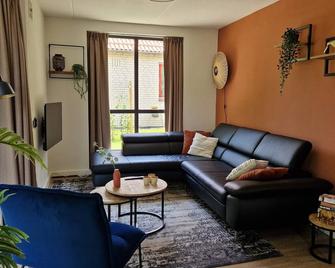 Ruim vakantiehuis aan meer bij Nijmegen Gelderland - Slijk-Ewijk - Sala de estar