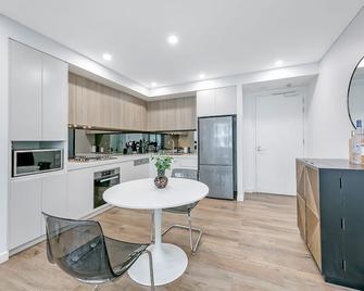 Chic & Private 1 Bedroom Apt With Hypnotic City Views - West Ryde - Kitchen