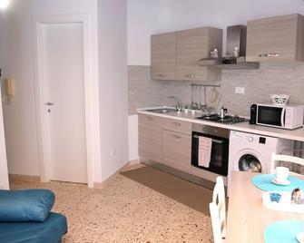 Cozy Sunny Apartment with Gazebo Terrace and Wifi - Portopalo di Capo Passero - Cucina