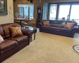 Relaxing Lake House, Private Beach/Yard, Dock, Jetski Lift, Continental Breakfst - Brookings - Вітальня