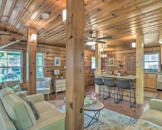 Screened Porch and Grill Waterfront Landrum Cottage - Landrum - Living room
