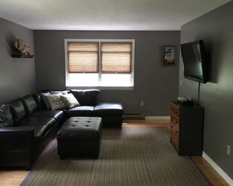 Chappy Relaxation and Fun! - Edgartown - Living room