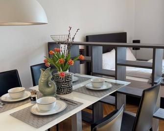 Historic apartment with a modern twist in the heart of Munich Schwabing - Munich - Dining room