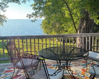 Tranquility Lake House: beautiful location on the water with lake access - Sodus - Balcony