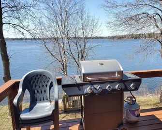 Lake Home - 6 bedrooms, 3 bath, sleeps 16 guests - also includes 22 foot pontoon boat - Pine River - Balcony