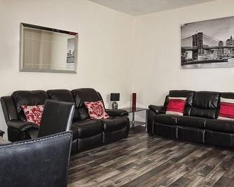 Parking, Smart Tv's in all rooms! - Swansea - Living room
