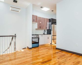 Lovely Skylight 2 bedroom apartment - New York - Kitchen