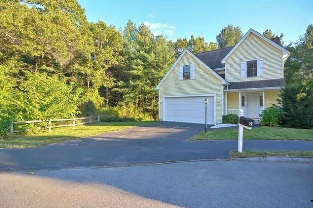 Tewksbury MA 5 night minimum stay 4 beds, 2.5 baths, quiet neighborhood,