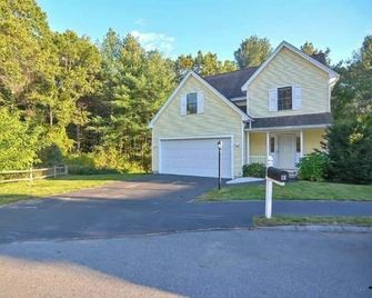 Tewksbury MA 5 night minimum stay 4 beds, 2.5 baths, quiet neighborhood, - Tewksbury - Gebäude