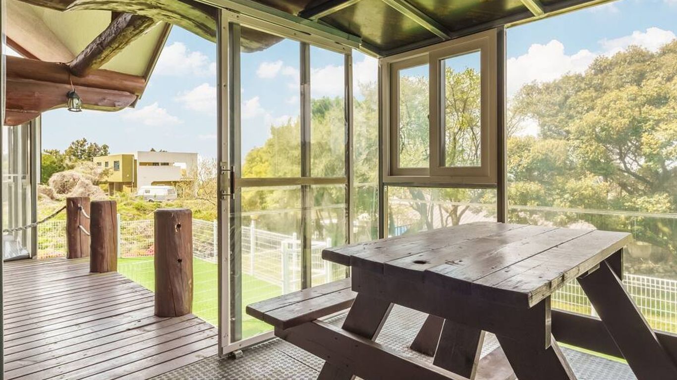 Jeju Dangdangi Dog Pension Black