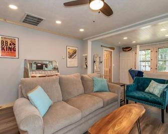 Lakeview Happy Days Cozy Cottage - Willoughby - Living room