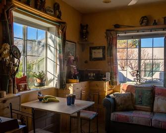 Art, hiking, relaxing under the stars in Julian/Anza Borrego\n - Julian - Вітальня