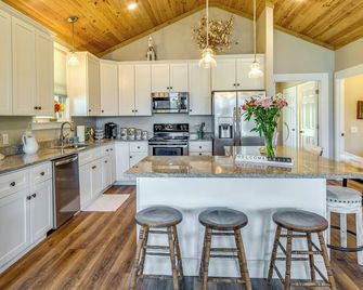 Escape to Nature: Lakefront Jay Cottage w/ Views! - Jay - Cocina