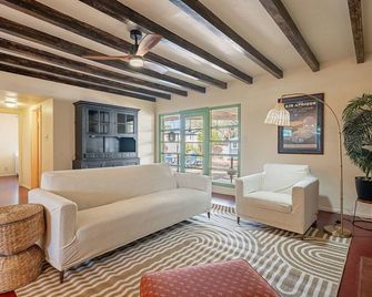 Hawthorne Manor - 3BD in Central Tucson with Patio - Tucson - Living room