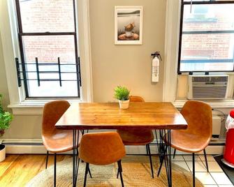 Modern & Sunny Famfriendly 2br Home, 1 Stop To Nyc - Hoboken - Dining room
